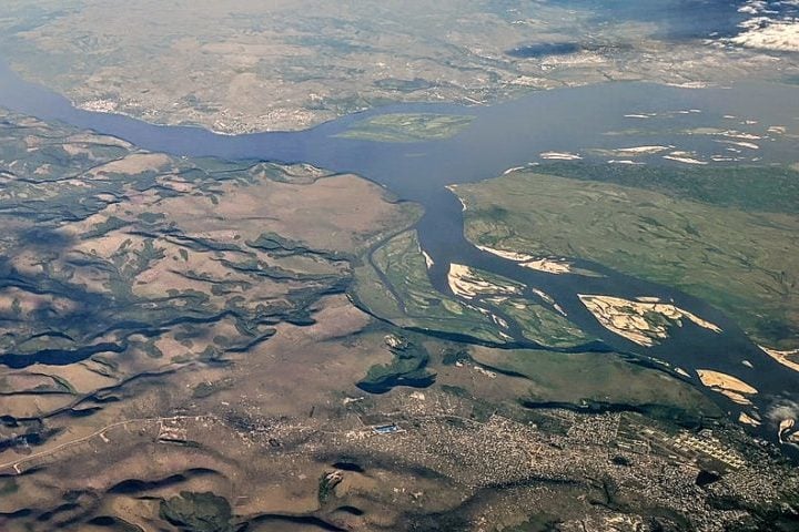 10º) República Democrática do Congo: O Rio Congo é o segundo maior da África e abastece o país, que possui um volume anual de 1.283 km³ de recursos hídricos (o maior volume de água doce no continente). 