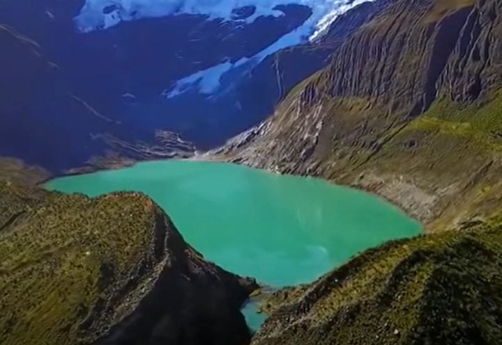 8º) Peru: O Peru tem volume anual de 1.913 km³ de água doce, mas também tem dificuldades de distribuição para a população. Berço do Rio Amazonas, o país tem rios e lagoas importantes, como o Rio Marañón e Lago Parón (foto).