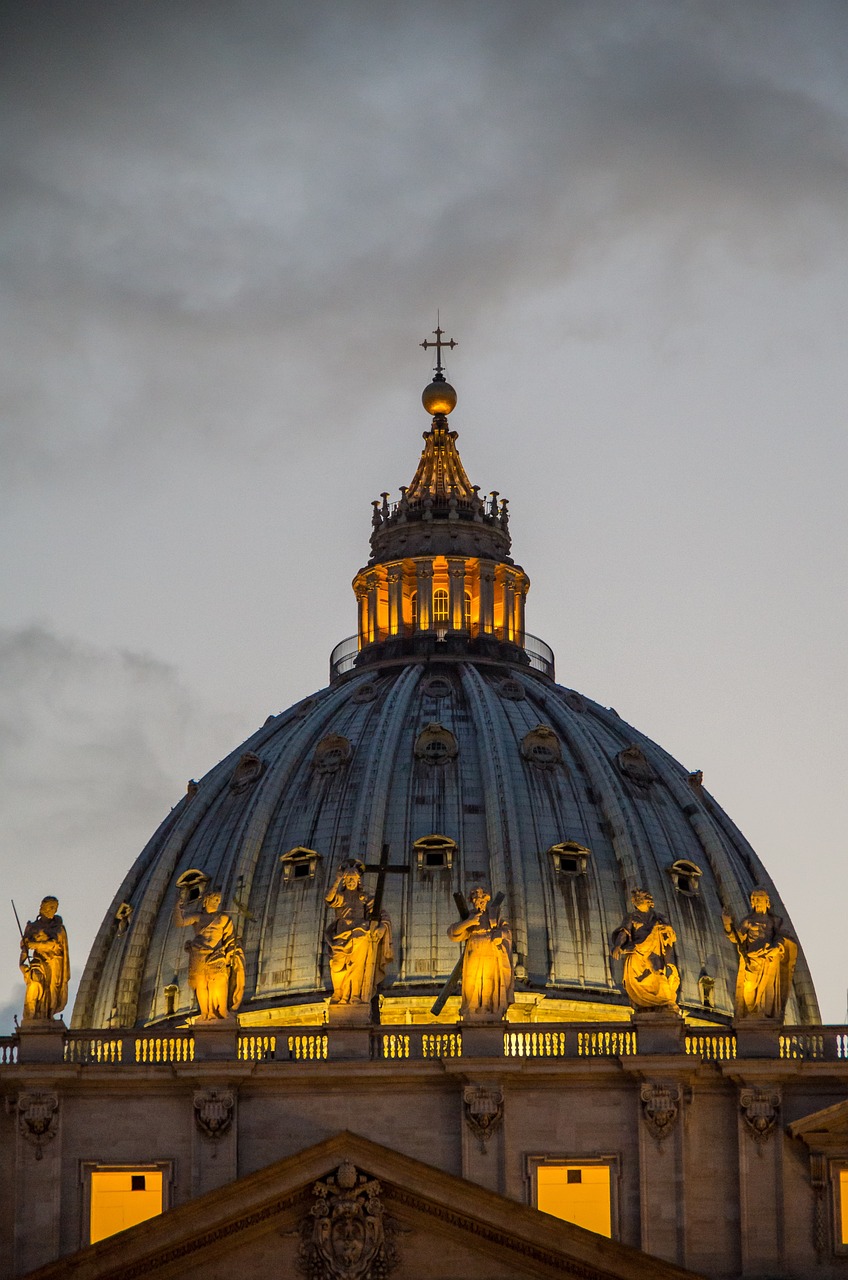 BASÍLICA DE SÃO PEDRO (Vaticano) - Com uma área de 23 mil m², pode receber até 60 mil devotos de uma só vez. É o maior e mais importante edifício religioso do Catolicismo e um dos locais do Cristianismo mais visitados no mundo.