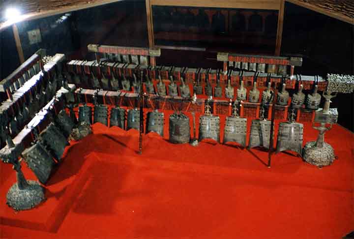 Inclusive, tais sinos normalmente contam com 'bronzeware', um tipo de inscrição que os pesquisadores utilizam como referência para facilitar o estudo desses escritos chineses antigos.