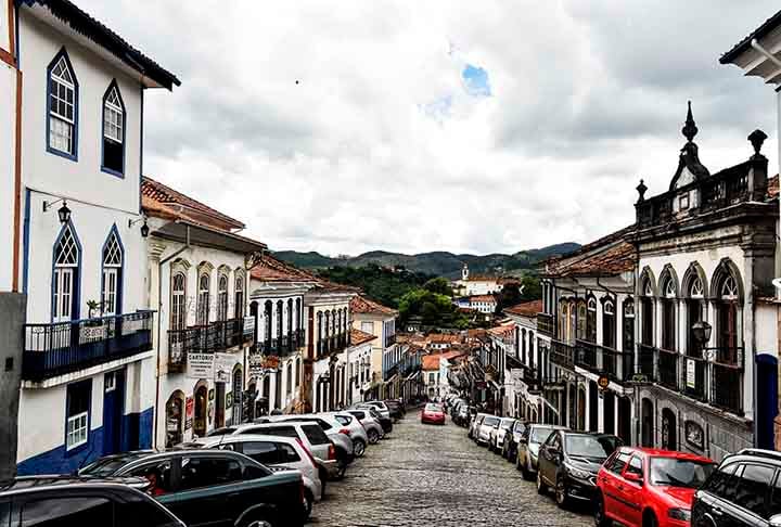 A Rua Conde de Bobadela, localizada no centro histórico de Ouro Preto, Minas Gerais, aparece na lista das seis ruas mais belas do mundo. E um dos destaques na paisagem da rua é o casario em estilo colonial português. 