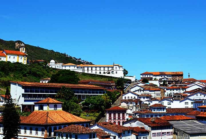 Aqui estão algumas das principais cidades com esse tipo de arquitetura, onde ficam as casas e os motivos de sua preservação: