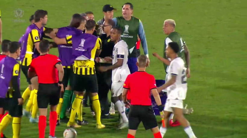 Veja momento que goleiro do Peñarol é expulso no intervalo