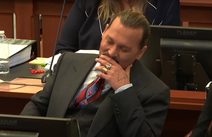 Amber disse que Depp urinou no saguão da casa  com seu órgão genital para fora. O guarda-costas de Depp, chamado para testemunhar, disse: Se eu tivesse visto a genitália do Sr. Depp, com certeza me lembraria, causando risos no tribunal. Até Depp riu. 