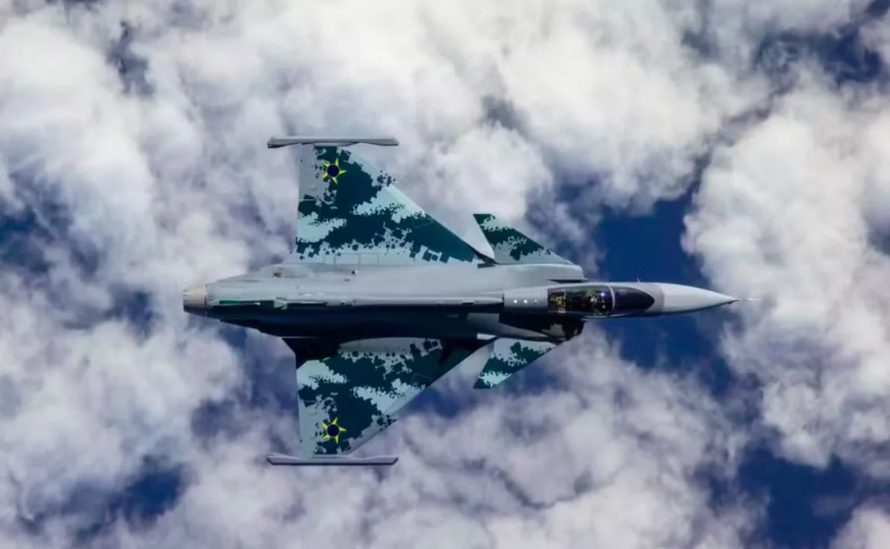 Após 16 anos de desenvolvimento, o avião fabricado pela empresa sueca Saab será incorporado ao 1º Grupo de Defesa Aérea, o esquadrão responsável por introduzir o modelo no Brasil.