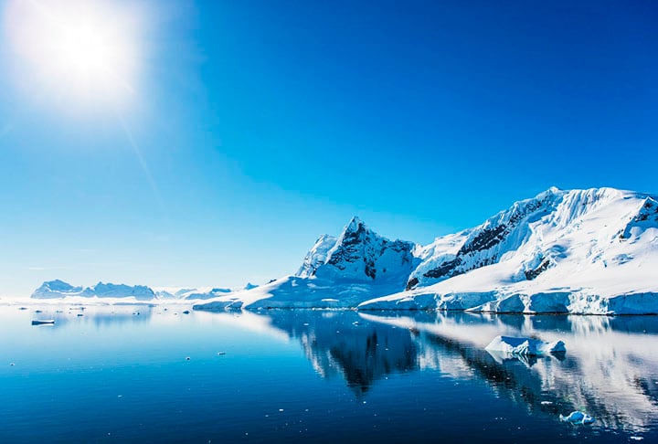 Baía de Paradise, Antártica: Um dos lugares mais remotos e intocados do planeta, a baía de Paradise é um paraíso para os exploradores e amantes da natureza, além de ser um ponto de observação de icebergs, pinguins e baleias.