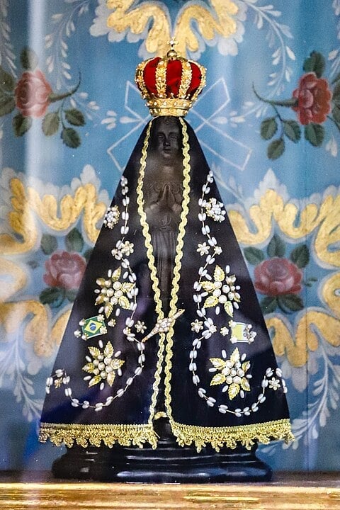 Nossa Senhora Aparecida: Padroeira do Brasil, muito venerada, é conhecida como protetora dos pobres e oprimidos. 12 de outubro, a sua data, é feriado nacional.
