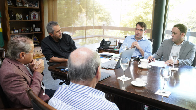 O governador Elmano de Freitas em reunião com representantes do grupo e os secretário Salmito Filho e Fabrízio Gomes