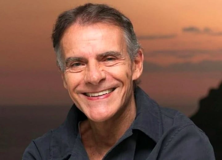 Em março daquele ano, o ator foi alvo de uma polêmica quando um jornal sensacionalista publicou uma matéria alegando que ele havia sido internado com uma cenoura presa no corpo.