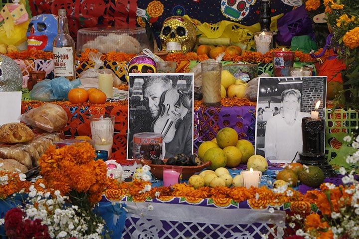 No México, a data se mistura com a celebração do Dia dos Mortos (1º e 2 de novembro), que é uma tradição importante no país. Nesses dois dias, as pessoas vão a cemitérios onde colocam velas e  oferendas aos falecidos, além de flores e objetos pessoais de quem partiu.