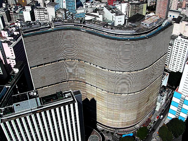 Edifício Copan (São Paulo, SP) - Relatos de ruídos estranhos, vultos e movimentos inesperados vêm alimentando a crença de que existem presenças sobrenaturais espalhadas pelo prédio. Inaugurado em 1966, ele tem 1.160 apartamentos onde moram mais de 5 mil pessoas. 