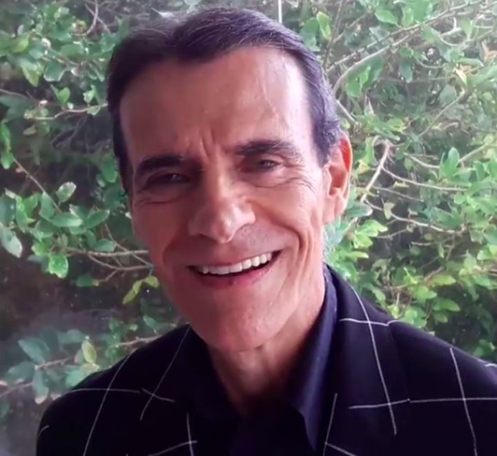 O ator já tinha virado notícia em março de 2017 quando chamou atenção ao ser visto vendendo hambúrguer e batata frita em uma praia no Rio.