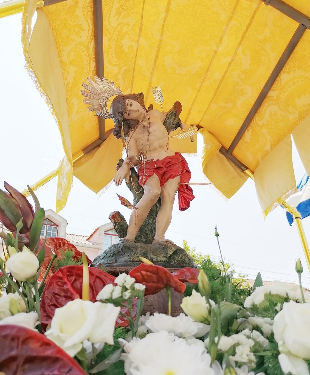 São Sebastião: Padroeiro da cidade do Rio de Janeiro, invocado especialmente contra a peste, a fome e a guerra no dia 20 de janeiro.
