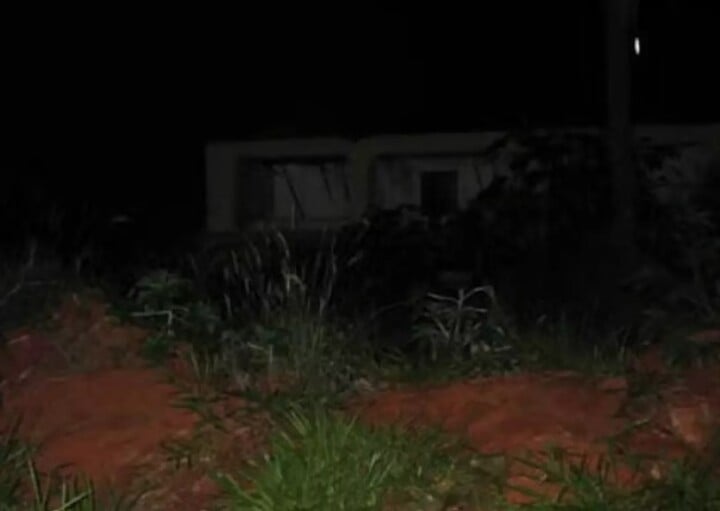 De acordo com Moraes, os eventos sobrenaturais passaram a ocorrer na ponte que divide as duas fazendas nos últimos dez anos, após as mortes do patriarca de uma das famílias e a matricarca da outra. Segundo ele, moradores dos arredores das fazendas testemunham ouvir barulhos estranhos, de portas batendo e pedras se chocando com as casas, e ver vultos até mesmo durante o dia. 

