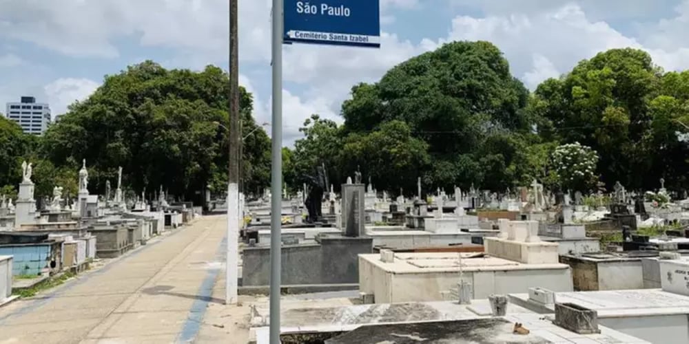Cemitério Santa Izabel - Belém, Pará - Foi a casa de Josephina Conte, ou “garota do táxi”, que morreu aos 16 anos. Diz a lenda que ela ganhava todos os anos uma viagem de carro por Belém e, até hoje, na noite do seu aniversário, assombra os taxistas para passear pela cidade e saltar na porta do cemitério. 