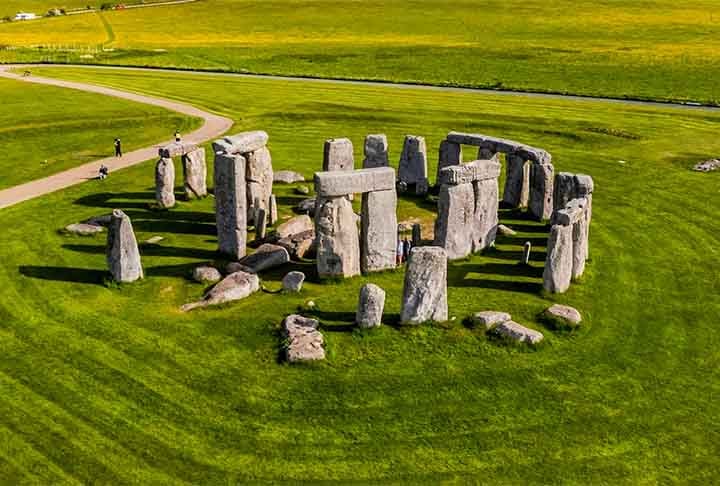 As pedras, algumas pesando até 25 toneladas, foram transportadas de longas distâncias, o que aumenta o fascínio sobre como e por que foi construído. Até hoje, Stonehenge continua a atrair visitantes e pesquisadores, fascinados por sua história e significado.