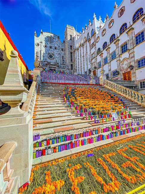Nas ruas, ornamentações feitas com flores encantam na paisagem, em praças, parques, vias e escadarias. 