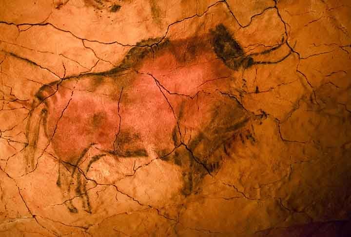 Descoberta no final do século 19, Altamira contém arte parietal datada de aproximadamente 36.000 anos atrás, durante o Paleolítico Superior. É considerada um Patrimônio Mundial da UNESCO.