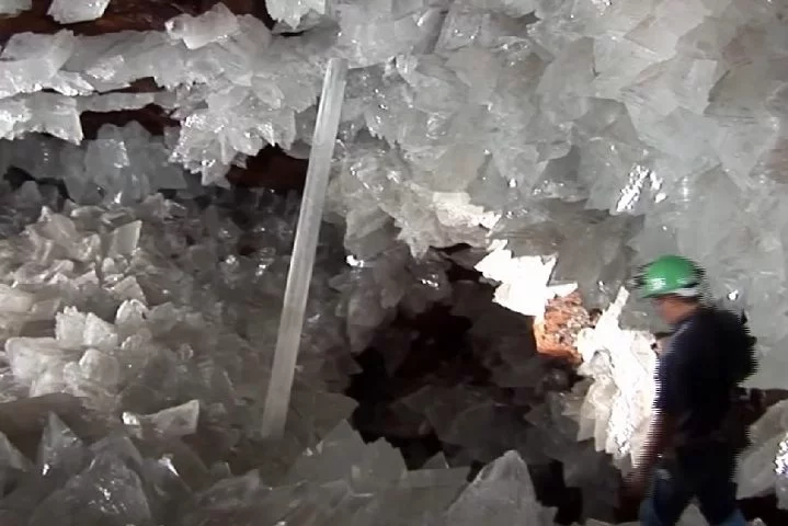 Além disso, acredita-se que as condições da Caverna dos Cristais possa contribuir para o desenvolvimento de novas técnicas de exploração espacial, pois cientistas creem que ambientes semelhantes podem existir em outros planetas.