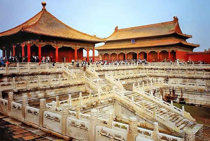 O nome Cidade Proibida se deve ao fato de que o acesso ao complexo era restrito, sendo permitido apenas à família imperial e a funcionários selecionados. Hoje, o local é um museu e um importante símbolo cultural, atraindo milhões de visitantes todos os anos.