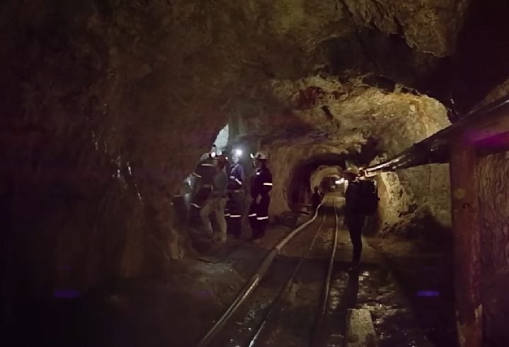 A caverna fica numa profundidade de cerca de 300 metros, ligada a uma mina de chumbo, zinco e prata. E conta com cristais tão grandes quanto árvores.