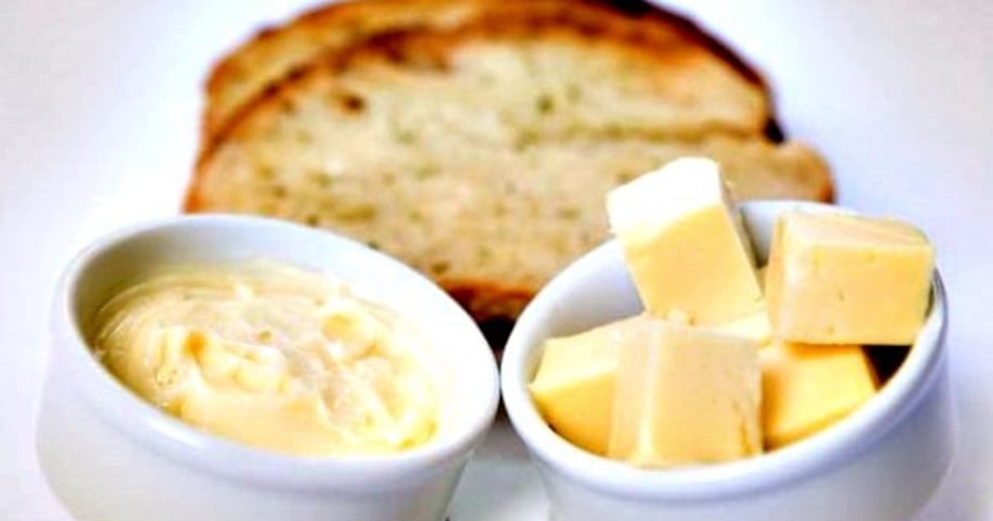 Trata-se, portanto, da perfeita combinação da água e da gordura contidas na nata do leite, que, quando agitadas vigorosamente, se unem e formam esta barra de ouro.