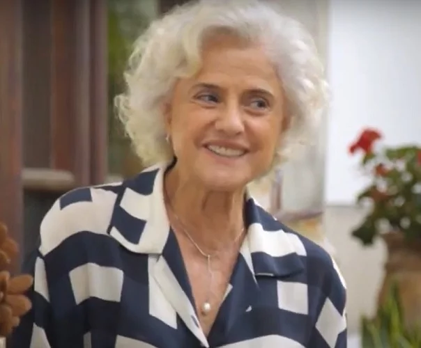 A renomada atriz brasileira, Marieta Severo, que completa 78 anos no dia 2 de novembro, abre a lista. Marieta é mais conhecida por seu papel como Nenê na série A Grande Família, que esteve no ar de 2001 a 2014. Ela perdeu recentemente seu marido, Aderbal Freire-Filho, vale lembrar.