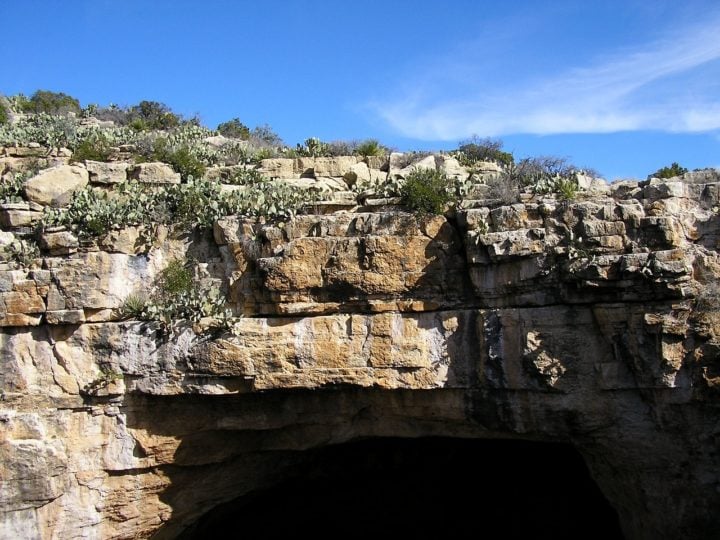 Imagine uma caverna com alguns dos maiores cristais do mundo, mas perigosa o suficiente para não receber turistas e com um cenário que parece de outro planeta. Ela existe. 