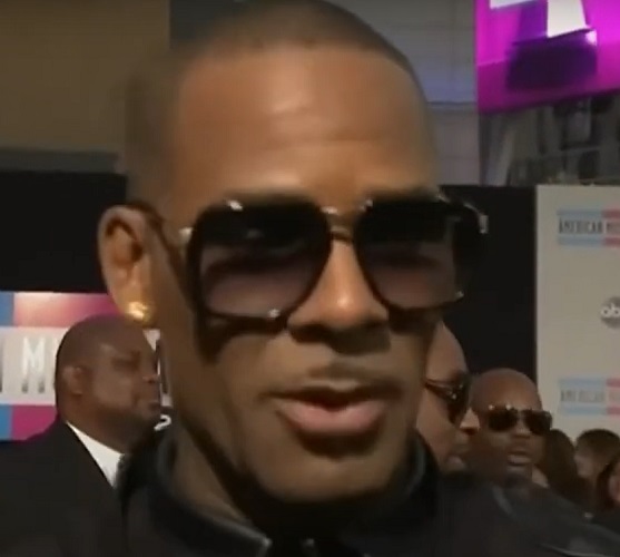 Recentemente preso por porte de drogas, o rapper norte-americano Kelly faz 50 anos dia 2 de novembro. O cantor foi preso durante uma revista policial.