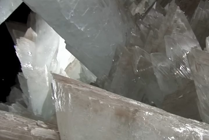 Eles acreditam que os cristais se formaram por conta da água extremamente quente que entrou na caverna e depositou minerais que se cristalizaram ao longo dos anos.