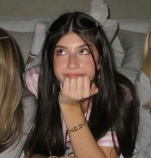 A pequena Sunny Sandler, filha do renomado ator Adam Sandler, completa 16 aninhos no Dia dos Finados. Ela segue os passos do pai, já que também é atriz.