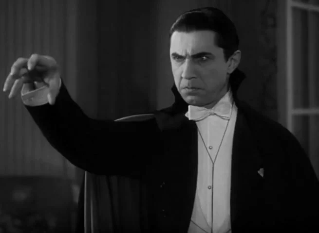 Bela Lugosi: Ao longo de 50 anos de carreira, o ator húngaro interpretou vampiros em quatro oportunidades, sendo duas como Conde Drácula. Foi o suficiente para torná-lo referência para sempre. A tradicional capa, a gola levantada e os maneirismos foram imortalizados pelo ator, ainda no início dos anos 30.