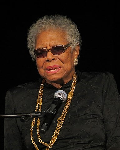 Maya Angelou (Escritora, 1928-2014) – Aprendi que as pessoas esquecerão o que você disse e o que você fez, mas nunca esquecerão como você as fez sentir.