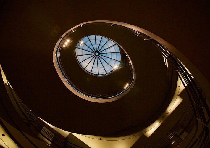 As claraboias têm se tornado um elemento crucial na arquitetura moderna, sendo verdadeiros moduladores da luz natural. Desde discretos feixes de luz até grandes vãos, essas aberturas transformam o ambiente.