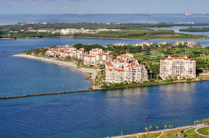 Fisher Island, EUA: Essa pequena ilha localizada no sul de Miami Beach é um dos lugares mais exclusivos dos EUA. Qualquer pessoa só consegue chegar lá de balsa ou helicóptero.
