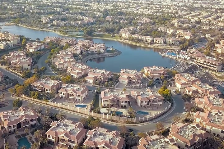 Jumeirah Islands, Dubai: Também chamada de Ilha dos Milionários, esse lugar é uma comunidade luxuosa em Dubai, onde as casas de alto padrão estão localizadas em ilhas artificiais rodeadas por lagos.