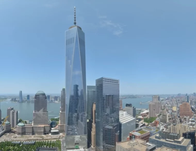 O One World Trade Center completa dez anos de inauguração neste dia 3 de novembro de 2014. O prédio surge como um poderoso símbolo de resiliência e renovação no horizonte de Nova York, substituindo as Torres Gêmeas, destruídas pelos ataques terroristas de 11 de setembro de 2001.