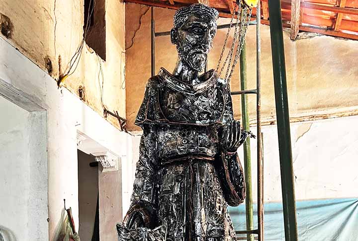 A obra, feita com peças de sucata automotiva e metais, mede 3,2 metros de altura e foi elaborada pelo escultor e artesão cearense Edismar Arruda. Ela homenageia o padroeiro dos animais e da natureza, além de celebrar o mês franciscano, realizado em outubro.