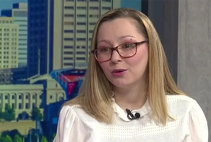 Me ajudem, eu sou Amanda Berry... Eu fui sequestrada e estive desaparecida por dez anos... Eu estou aqui, estou livre agora, gritou Berry. 