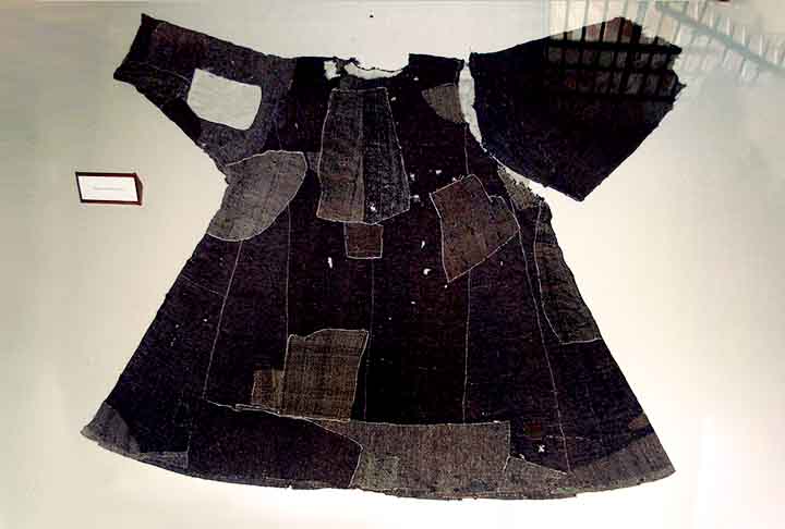 A partir disso, Francisco, aos 20 anos, vendeu tudo o que tinha, levou o dinheiro ao padre da Igreja de São Damião e pediu permissão para viver com ele, a contragosto de seu pai. 