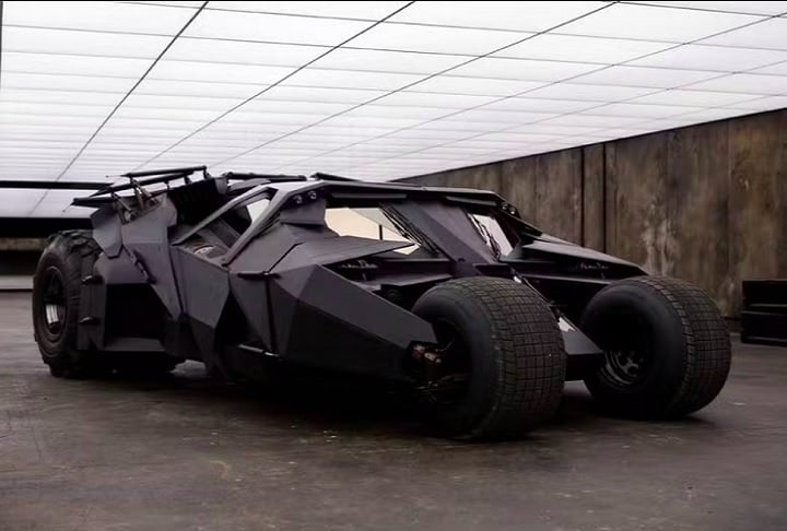 Trata-se do Tumbler, o lendário carro usado nos filmes “Batman Begins” (2005), “Batman: O Cavaleiro das Trevas” (2008) e “O Cavaleiro das Trevas Ressurge” (2012).
