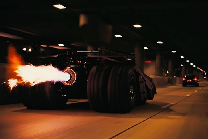 Segundo a Action Vehicle Engineering, o veículo é até capaz de simular o som de turbinas de avião, mas não chega a cuspir fogo como o original do Batman faz...