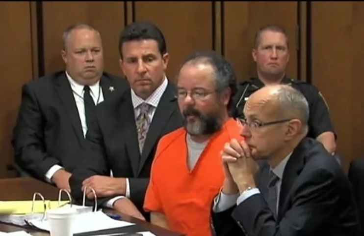 Apesar disso, Ariel Castro se matou na prisão, em setembro de 2013. Ele se enforcou no Centro de Reabilitação Correcional de Orient, no estado de Ohio. Os funcionários até tentaram reanimá-lo, mas em vão. 