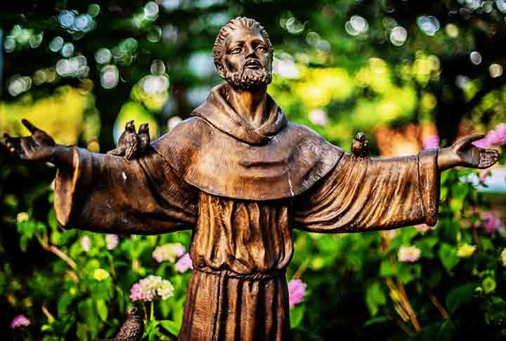 Francisco de Assis tornou-se um guia espiritual, sendo um exemplo de vida, que levava a palavra de Deus e de ajuda ao próximo por onde passava. Nascia assim, a Ordem Segunda dos Franciscanos, a das Clarissas, na amizade com Santa Clara de Assis. 