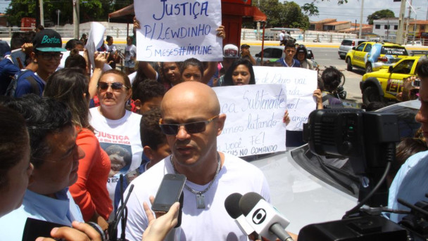 FORTALEZA, CE, BRASIL, 08-04-2015: Caso Subtenente - reconstituição do crime. NA FOTO- Subtenente do Exército Francilewdo Bezerra Severino, 45, deixa a delegacia do 16 DP no Dias Macedo apos acareação. (Foto: Evilázio Bezerra/O POVO)