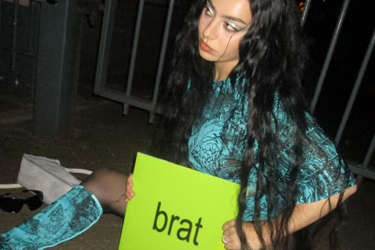 A cantora Charli XCX com seu &aacute;lbum "Brat"