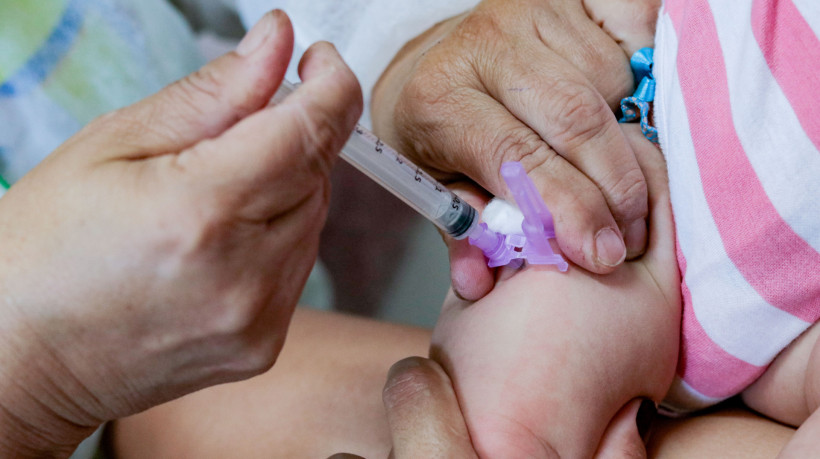 Crian&ccedil;a recebe vacina contra poliomielite