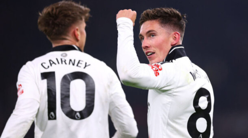 Harry Wilson marca duas vezes nos acréscimos e acaba com sequência negativa do clube londrino no Campeonato Inglês