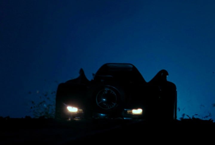 Este era um Batmóvel imponente e gótico, com linhas angulosas e um visual que combinava perfeitamente com a estética sombria da Gotham City do diretor. 