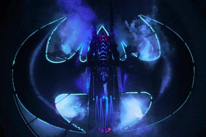 Com linhas curvas, iluminado com neón azul, o Batmóvel de Schumacher era muito mais colorido e exagerado, refletindo o estilo mais cartunesco dos filmes.